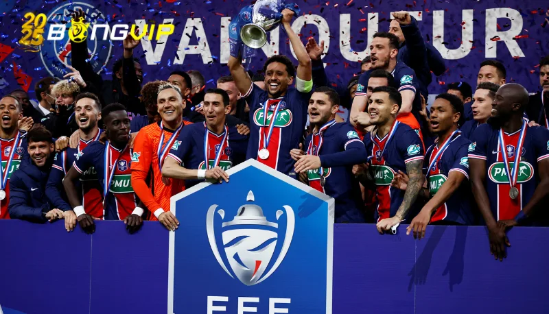 Mbappe chúc mừng PSG vô địch Champions League Hành động đẹp từ ngôi sao Real Madrid